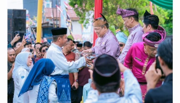 Bupati Ahmad Yuzar dan Wakil Bupati Kampar Ikuti Pawai Ta’aruf MTQ XLIV Provinsi Riau di Kuantan Singingi