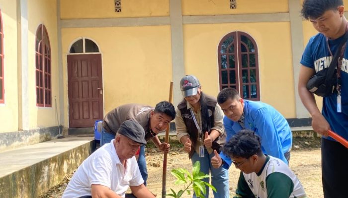 Ekoteologi Satukan Hati, Penyuluh Agama KUA Salo Tanam Pohon di Gereja Wujudkan Kerukunan Umat Beragama