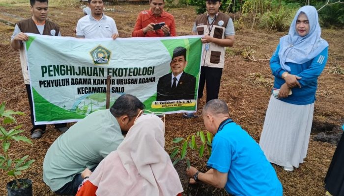 Menanam Harapan Seusai Hujan, Ikhtiar Kecil Menjaga Bumi dari KUA Kecamatan Salo