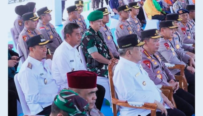 Bupati Kampar Hadir Bersama Gubri, Kapolri Gelar Kesiapan dan Serahkan Bantuan Peralatan Karhutla di Riau.