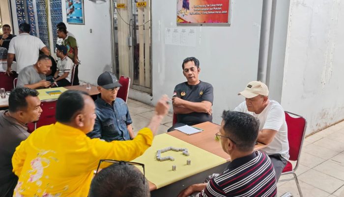 Santai di Meja Domino, Kadispora Riau Udo NBO dan Ketua KONI Kampar Yasir Perkuat Silaturahmi