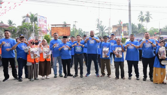 Gerakan Langit Biru di Rohul: Demokrat Bersihkan Pemakaman, Bagikan 150 Paket Sembako