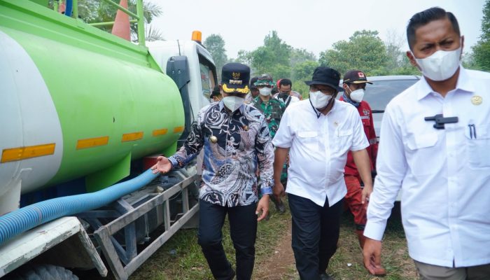 Bupati Kampar Bersama Menteri Lingkungan Hidup Tinjau Lokasi Karhutla di Kecamatan Tambang