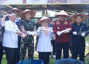 Wakil Bupati Kampar Panen Raya Ikan Patin di Kolam Battalyon Infanteri 132/Bima Sakti