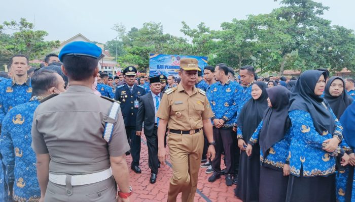 Bupati Kampar Absen Langsung di Lapangan, Bagi yang Tidak Apel Potong TPP
