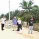Agar Progres Sesuai Rencana Wakil Bupati Kampar Dr Misharti Tinjau Pembangunan Jalan di Kelurahan Sungai Pagar.