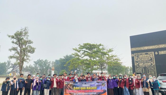 Peduli Kesehatan Masyarakat, Aliansi BEM Se-Kabupaten Kampar Bagikan Masker Bersama Polres dan Dinas Kesehatan Kabupaten Kampar
