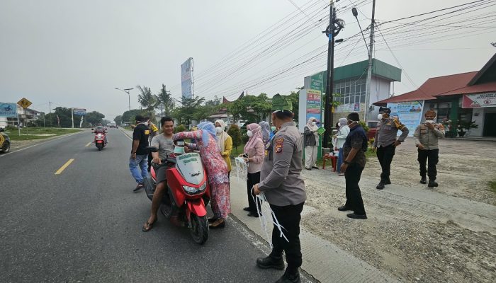 Peduli Kesehatan Masyarakat di Tengah Kabut Asap Karhutla, Puskesmas Kuok dan Polsek Bagikan 300 Masker