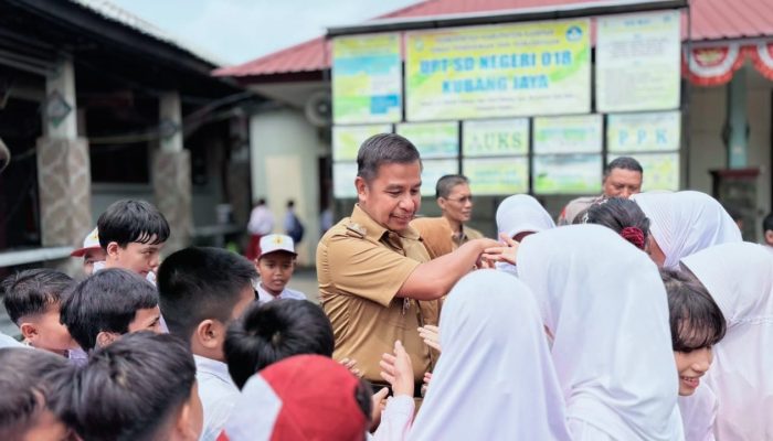 Tinjau Langsung Kebakaran SDN 018 Kubang Jaya, Bupati Kampar Minta Kerusakan Segera Diinventarisasi dan Keselamatan Siswa Diutamakan