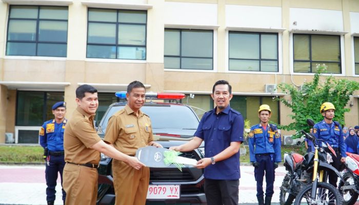 Terkait Keselamatan dan Penyelamatan, Bupati Kampar Serahkan Mobil Rescue Damkar