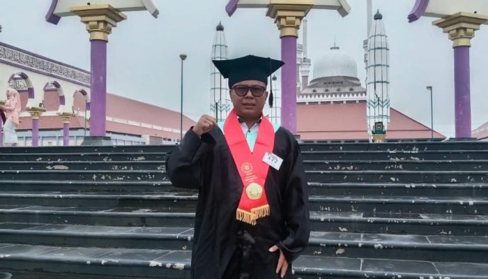 Wisuda di Usia 50 Tahun, Pria Asal Riau Raih Gelar Ketiganya di Unwahas Semarang